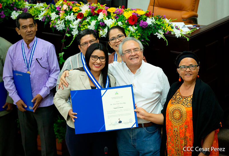entrega-orden-rigoberto-cabezas-asamblea-nacional-nicaragua-a-periodistas